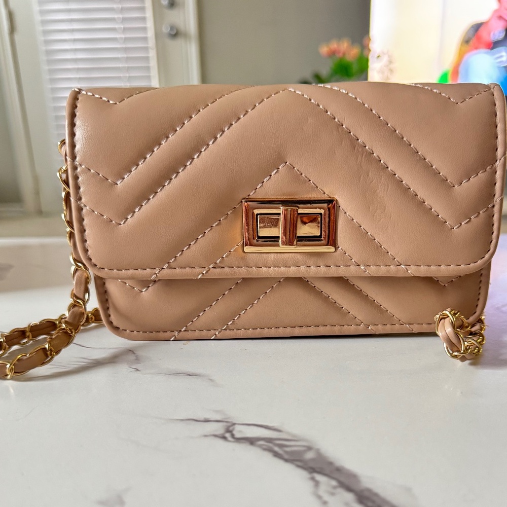 Cream Color Chain on Wallet